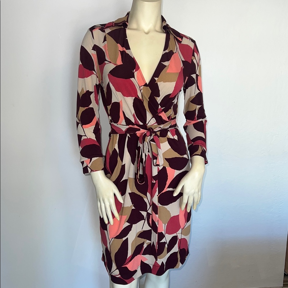 Vintage New York & Co Multicolor Leaf Print V Neck Wrap Dress. Size Small.
